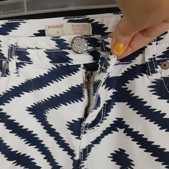 No Boundaries Blue and White Pattern Shorts Sz 13 - Picture 6 of 6